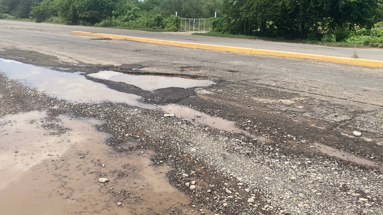 Baches en caminos de Guasave, tras paso de la tormenta "Lorena"
