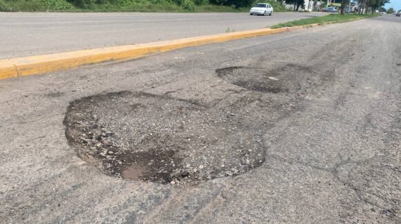 Calles de Guasave, un ‘campo minado’; lluvias dificultan trabajos de bacheo