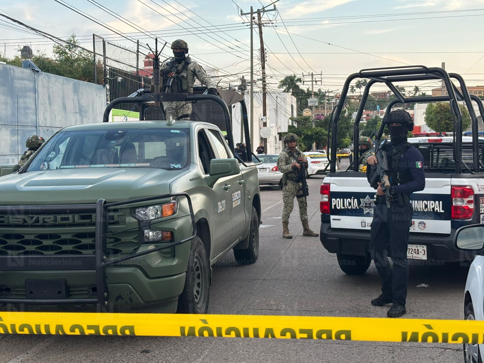 Policías y Militares en zona de balacera en Culiacán