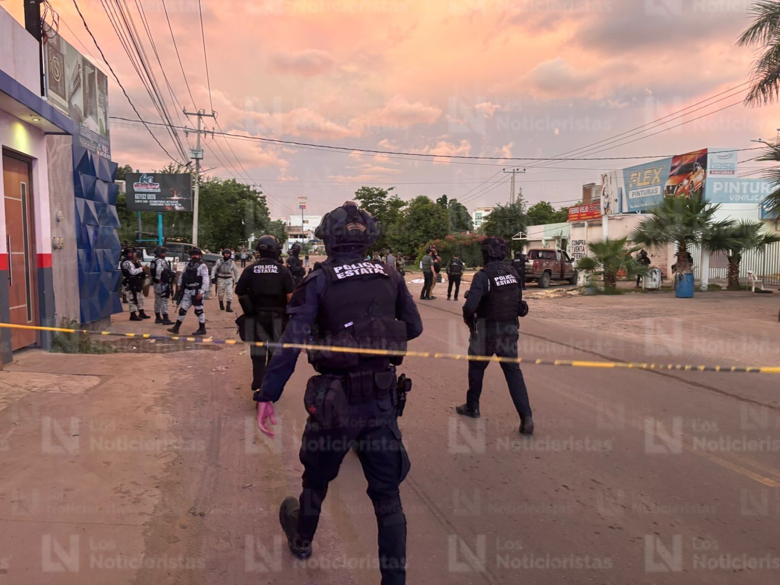 Policías estatales en zona de balacera en Culiacán, Sinaloa