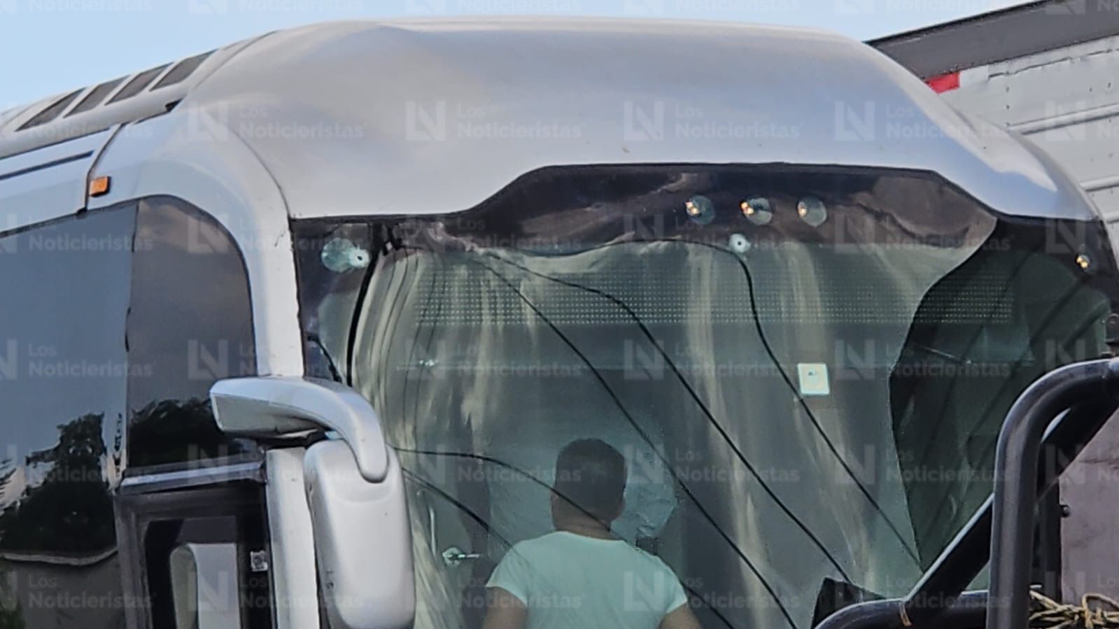 Autobus con impactos de bala en Culiacán