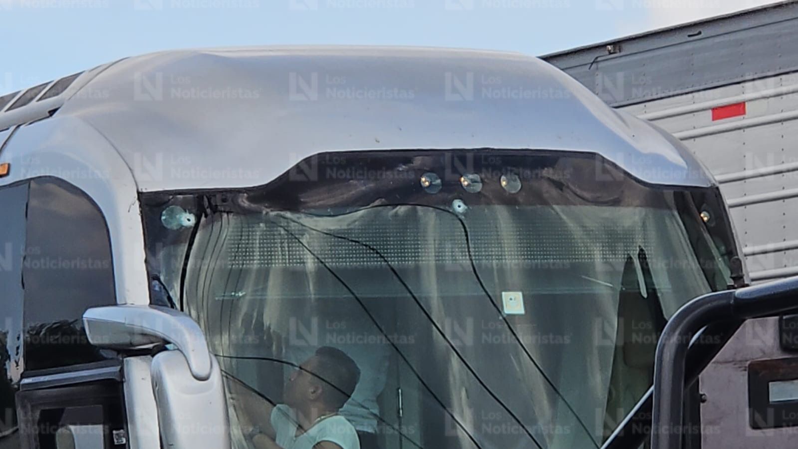 Autobus con impactos de bala en Culiacán