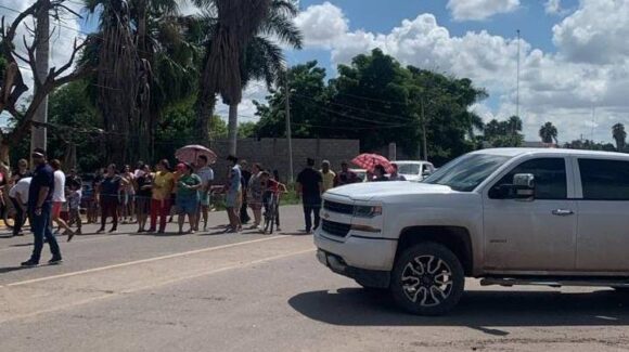 Personal de CFE trabaja en reconexión de energía eléctrica en la Villa de Ahome, Sinaloa