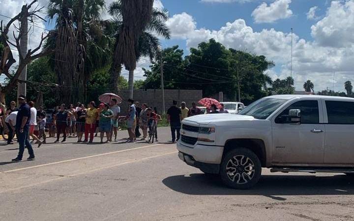 bloqueo de carretera en la villa de ahome