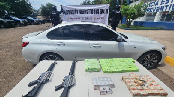 ¡Traía polarizado oscuro! Aseguran un BMW con dos AR-15 en Culiacán, Sinaloa