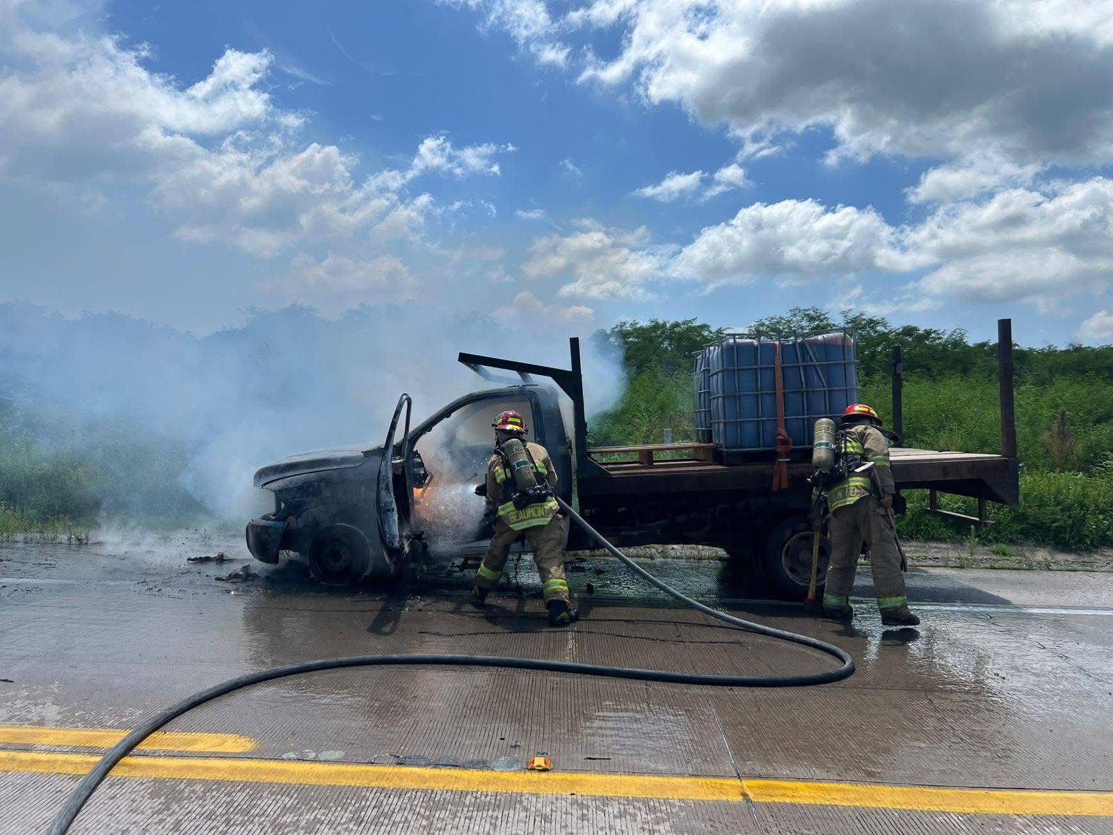 Bomberos apagando incendio de camioneta en la carretera Mazatlán - Rosario