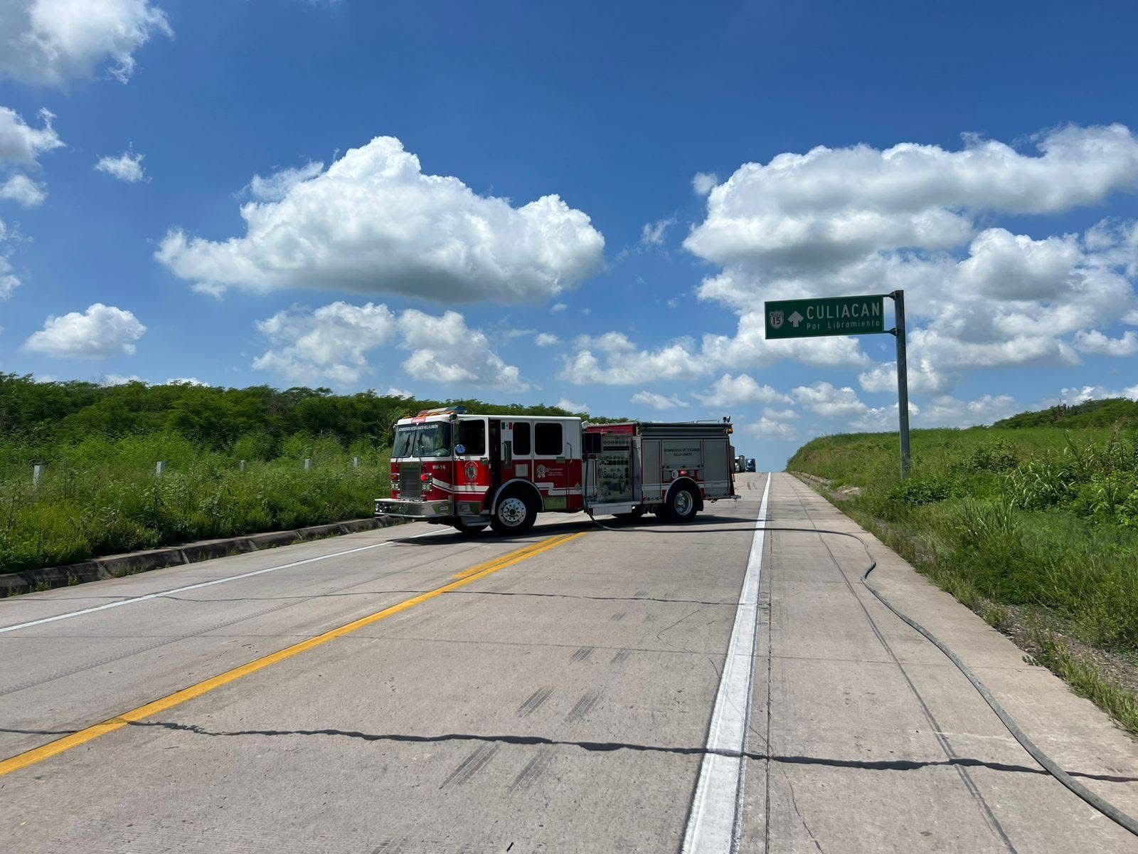 Bomberos apagando incendio de camioneta en la carretera Mazatlán - Rosario