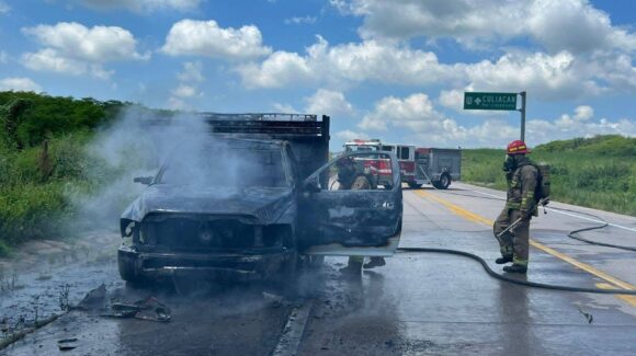 Cierran parcialmente la carretera Mazatlán–Rosario por incendio de camioneta este miércoles 17 de septiembre