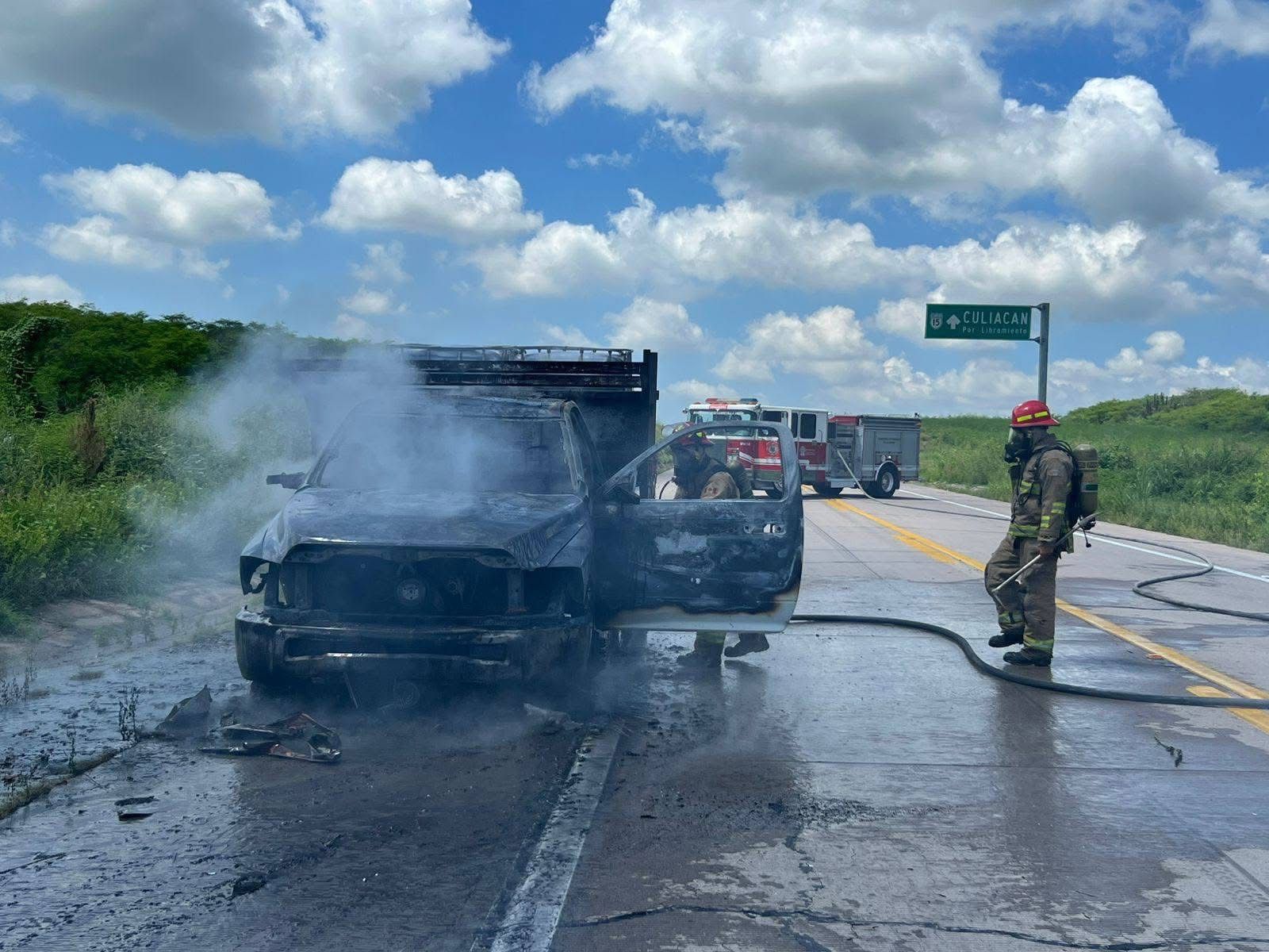 Bomberos apagando incendio de camioneta en la carretera Mazatlán - Rosario