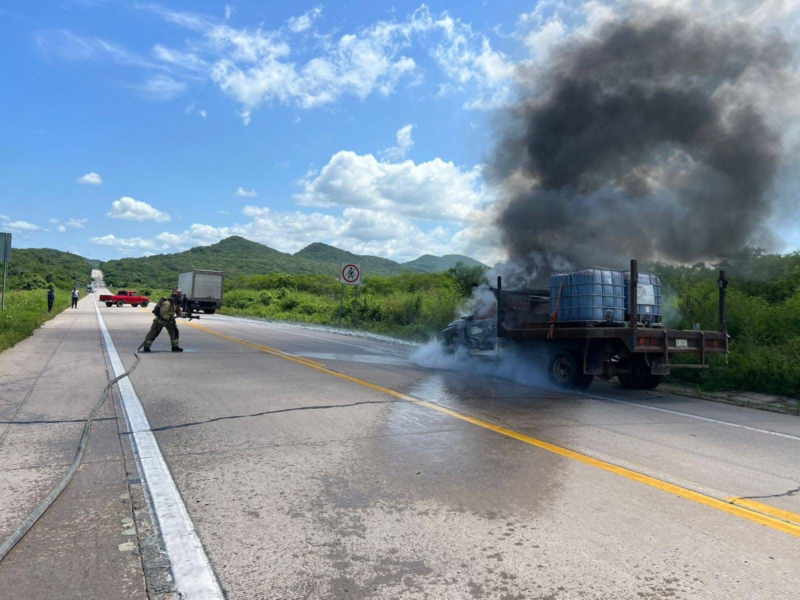 Bomberos apagando incendio de camioneta en la carretera Mazatlán - Rosario
