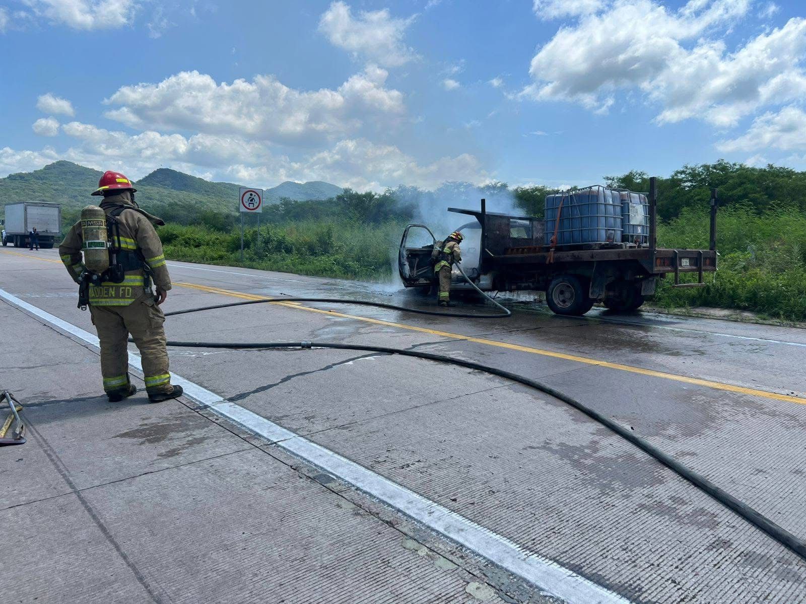Bomberos apagando incendio de camioneta en la carretera Mazatlán - Rosario