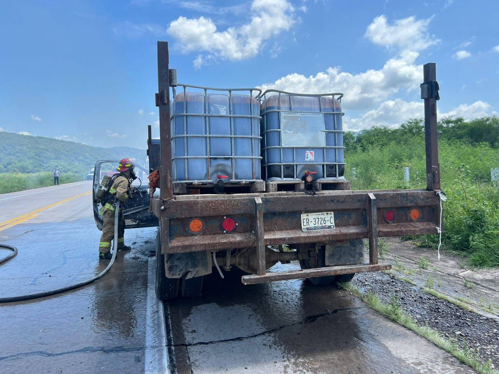 Bomberos apagando incendio de camioneta en la carretera Mazatlán - Rosario
