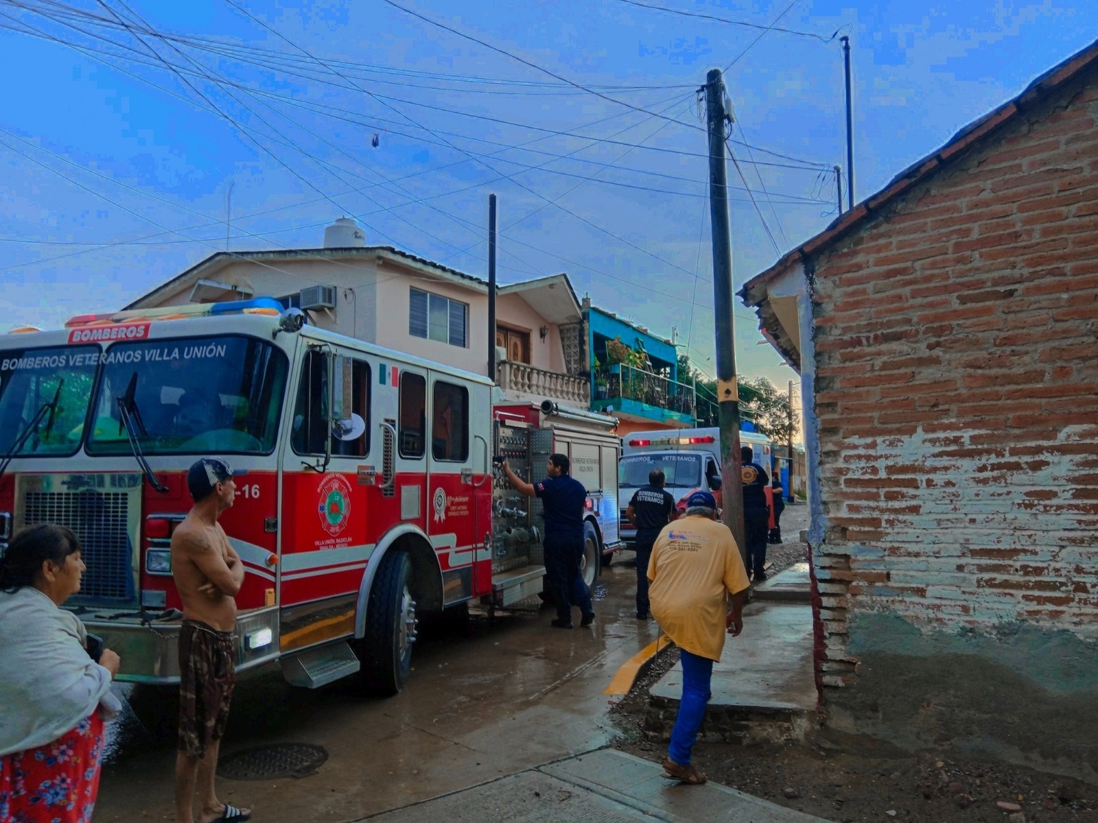 Bomberos rescatan a persona que cayó en el puente Baluarte en Villa Unión, Mazatlán