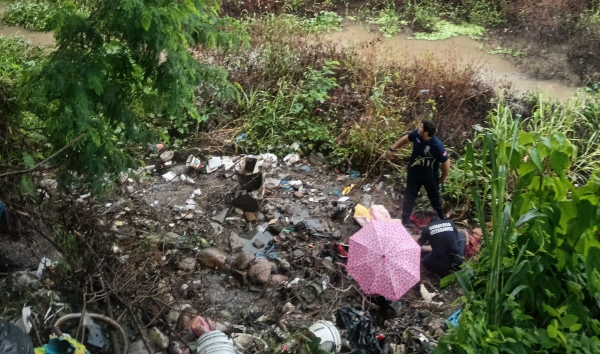 Bomberos rescatan a persona que cayó en el puente Baluarte en Villa Unión, Mazatlán