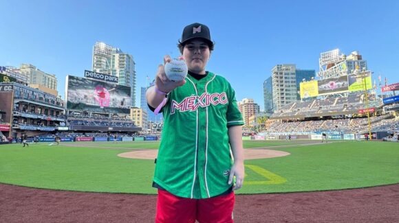 ¡Cumple el sueño! El Sinaloense Brandon Arellano lanza primera bola en Petco Park, en San Diego