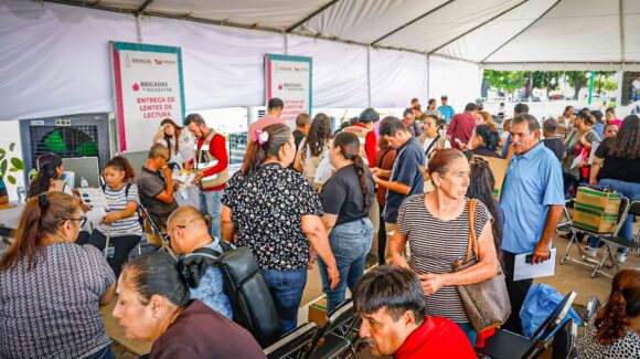 Miles de personas asisten a Kermés y Brigadas del Bienestar del DIF Sinaloa en Palacio de Gobierno