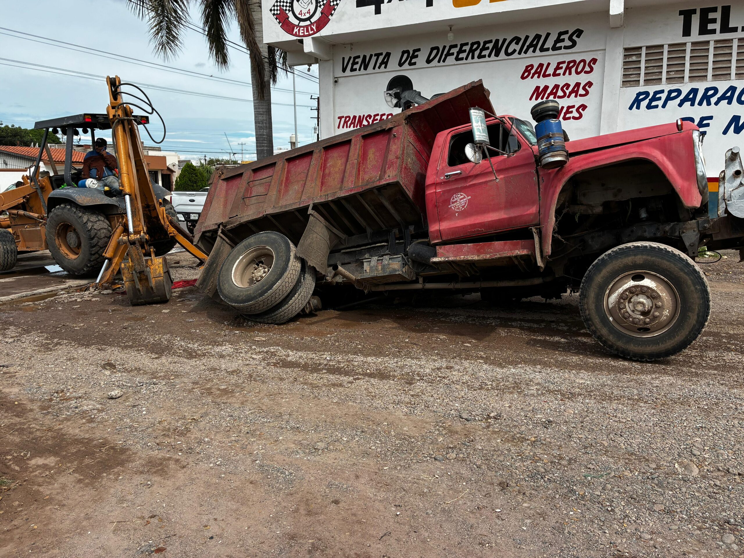 Dompe cae en socavón en Los Mochis