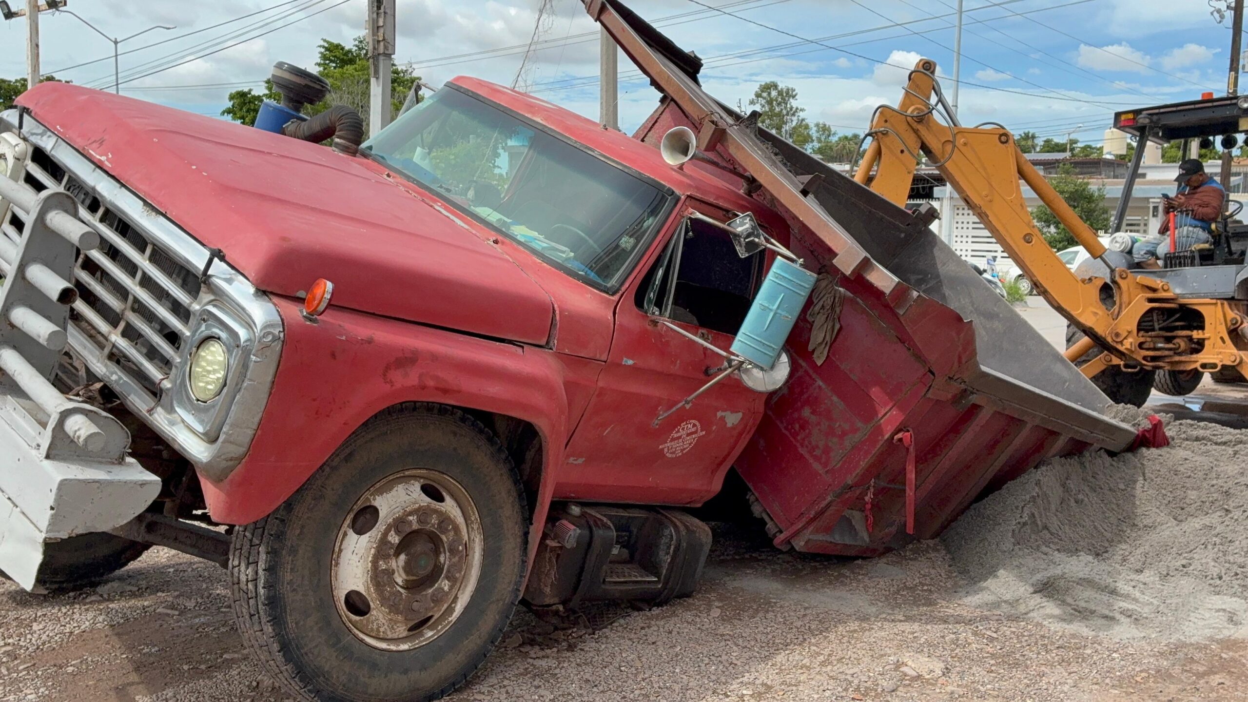 Dompe cae en socavón en Los Mochis