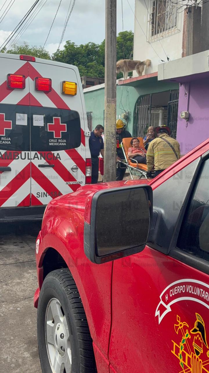 Mujer mayor resulta lesionada por caída