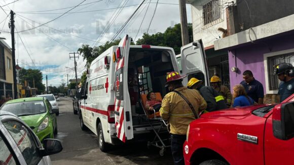 Adulta mayor resulta lesionada tras caerle enjarre del techo de su casa en la colonia Texas, en Los Mochis