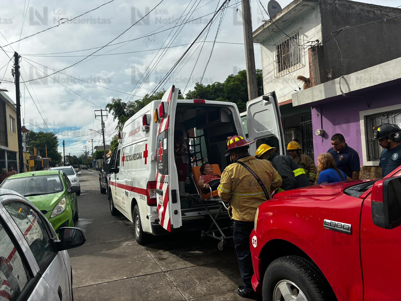 Mujer mayor resulta lesionada por caída de enjarre en su casa