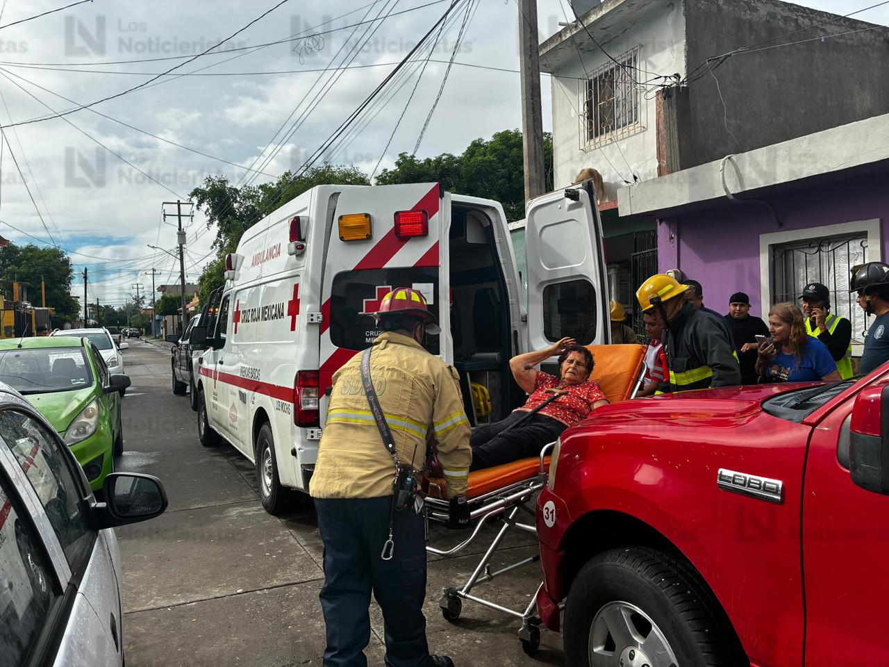 Mujer mayor resulta lesionada por caída