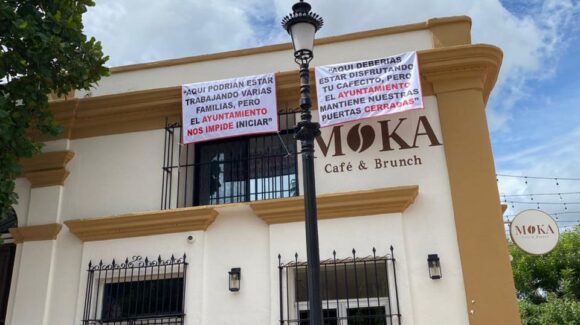 Con lonas colgadas en su café, empresario de Mocorito, Sinaloa, denuncia que el Ayuntamiento no lo deja trabajar