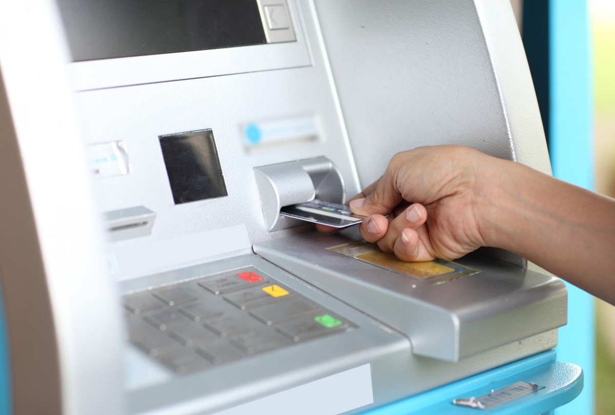 Cajero automático, que se puede usar al cerrar los bancos
