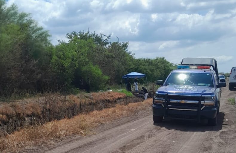 Camioneta de la Fiscalía en lugar donde localizaron fosa clandestina con restos