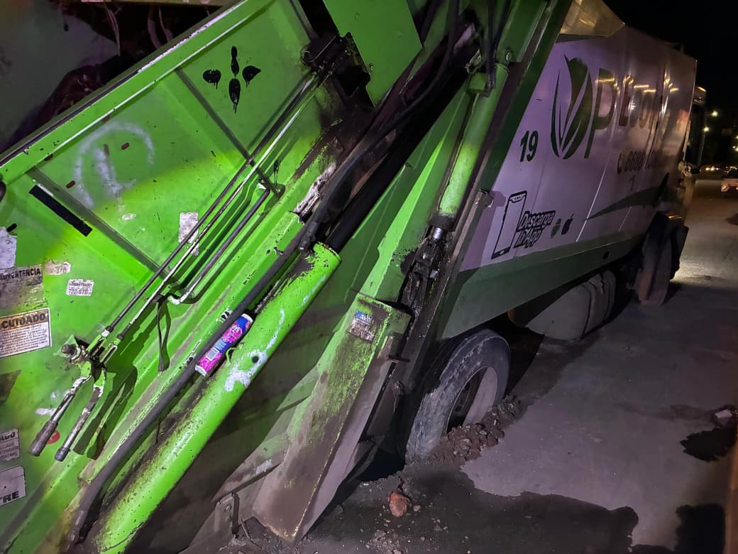 Camión de basura cae en un socavón en Los Mochis, Sinaloa