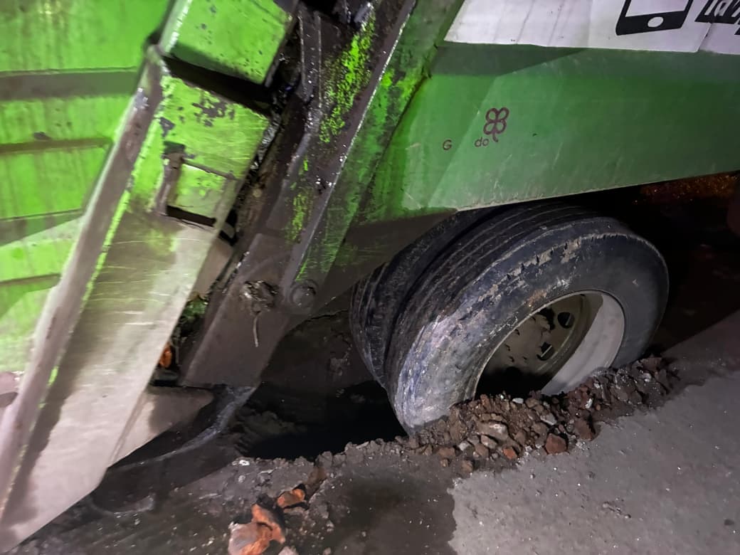 Camión de basura cae en un socavón en Los Mochis, Sinaloa