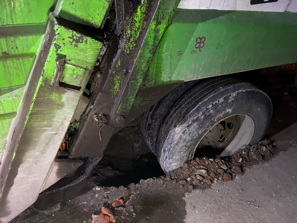 Camión de basura cae en un socavón en Los Mochis, Sinaloa