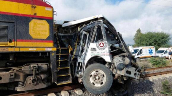 En Comonfort, Guanajuato, un camión de pasajeros fue impactado por un tren; reportan heridos y fallecidos