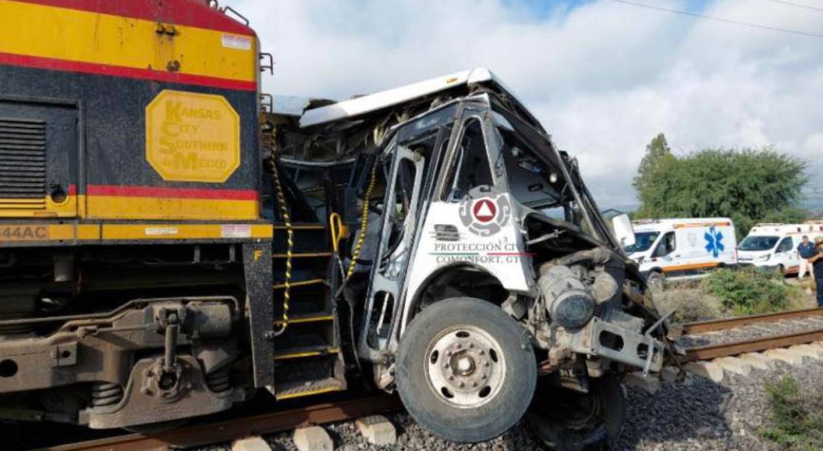 camión de pasajeros fue impactado por un tren