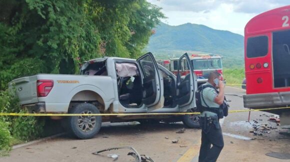 Se incendia camioneta tras accidente con autobús de pasajeros en curvas de Malpica, Concordia, Sinaloa; hay derrame de combustible