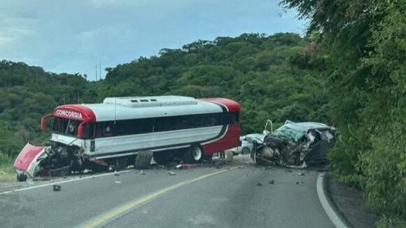 ¡Camionazo en Concordia! Se registra aparatoso choque en la carretera libre Mazatlán, en Malpica, Sinaloa; hay varios heridos