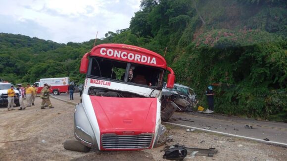 Liberan vialidad tras camionazo, incendio y derrame de diésel en curva de Malpica, Concordia, Sinaloa