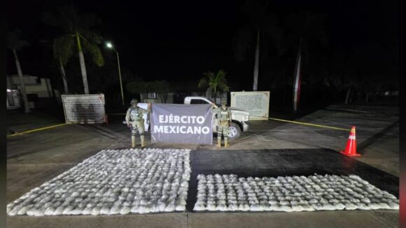 En El Fuerte, Sinaloa asegura el Ejército camioneta abandonada cargada con 300 kilogramos de cristal