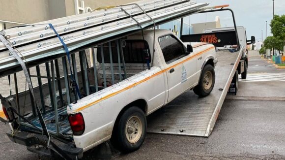 Abandonan camioneta tras intento de robo en tienda de conveniencia en Mazatlán, Sinaloa
