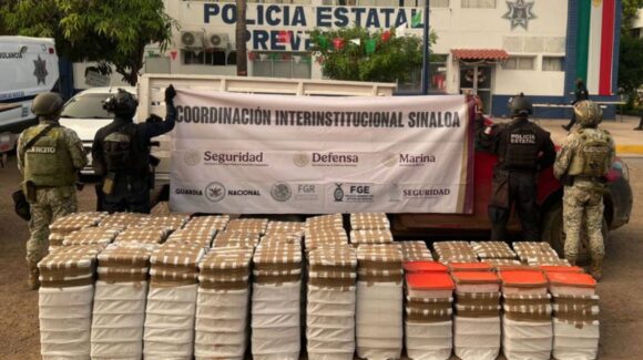 ¡Los ocupantes huyeron! Transportaban más de mil kilos de cristal; aseguran camioneta robada en Culiacán, Sinaloa
