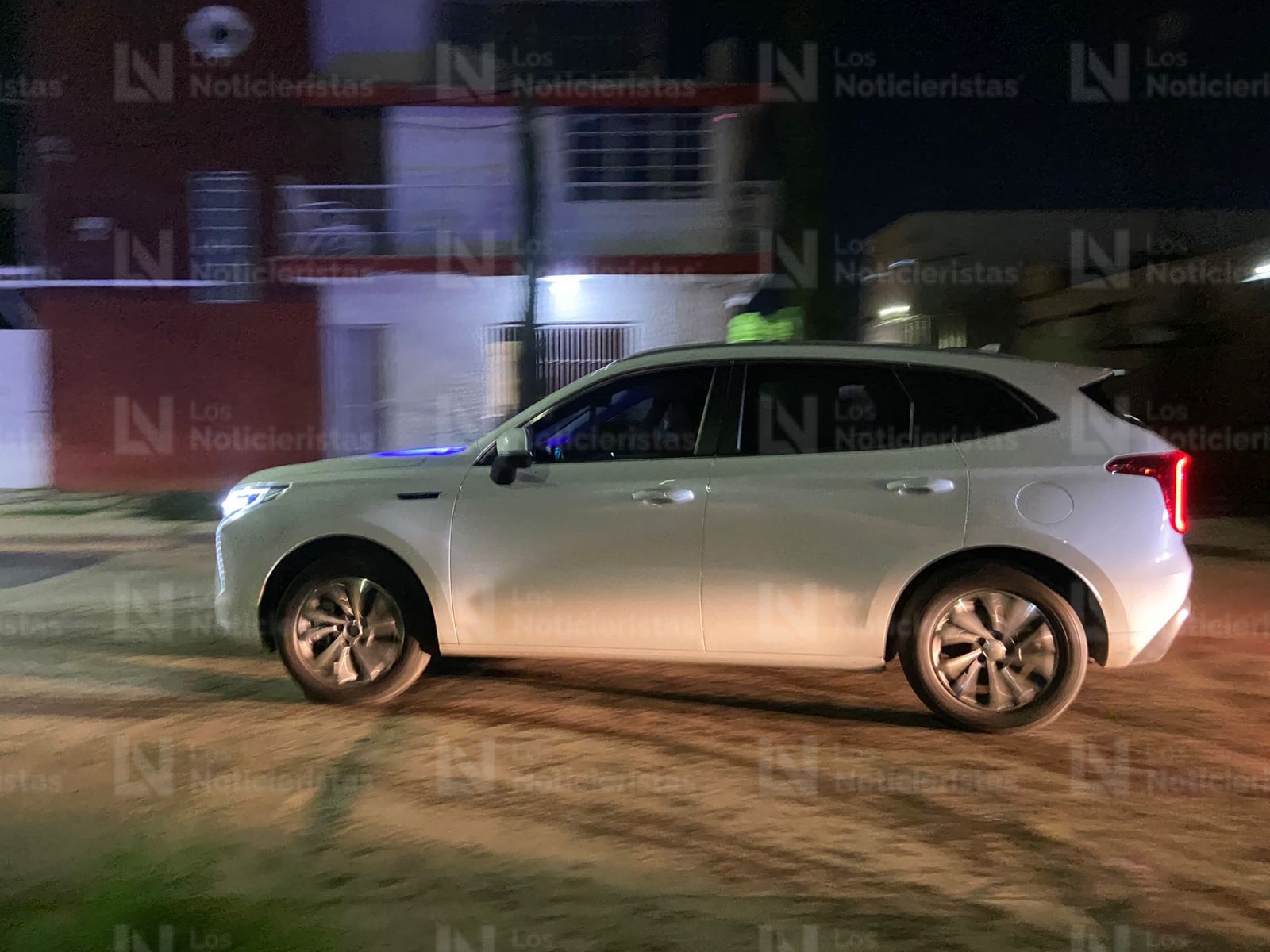Vehículo blanco en residencial Santa Sofía, Culiacán