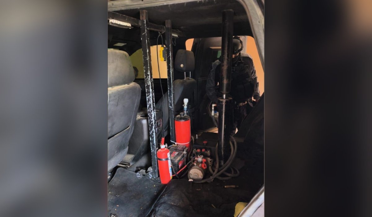 Armas aseguradas en camioneta blindada en La Higuera, en Culiacán
