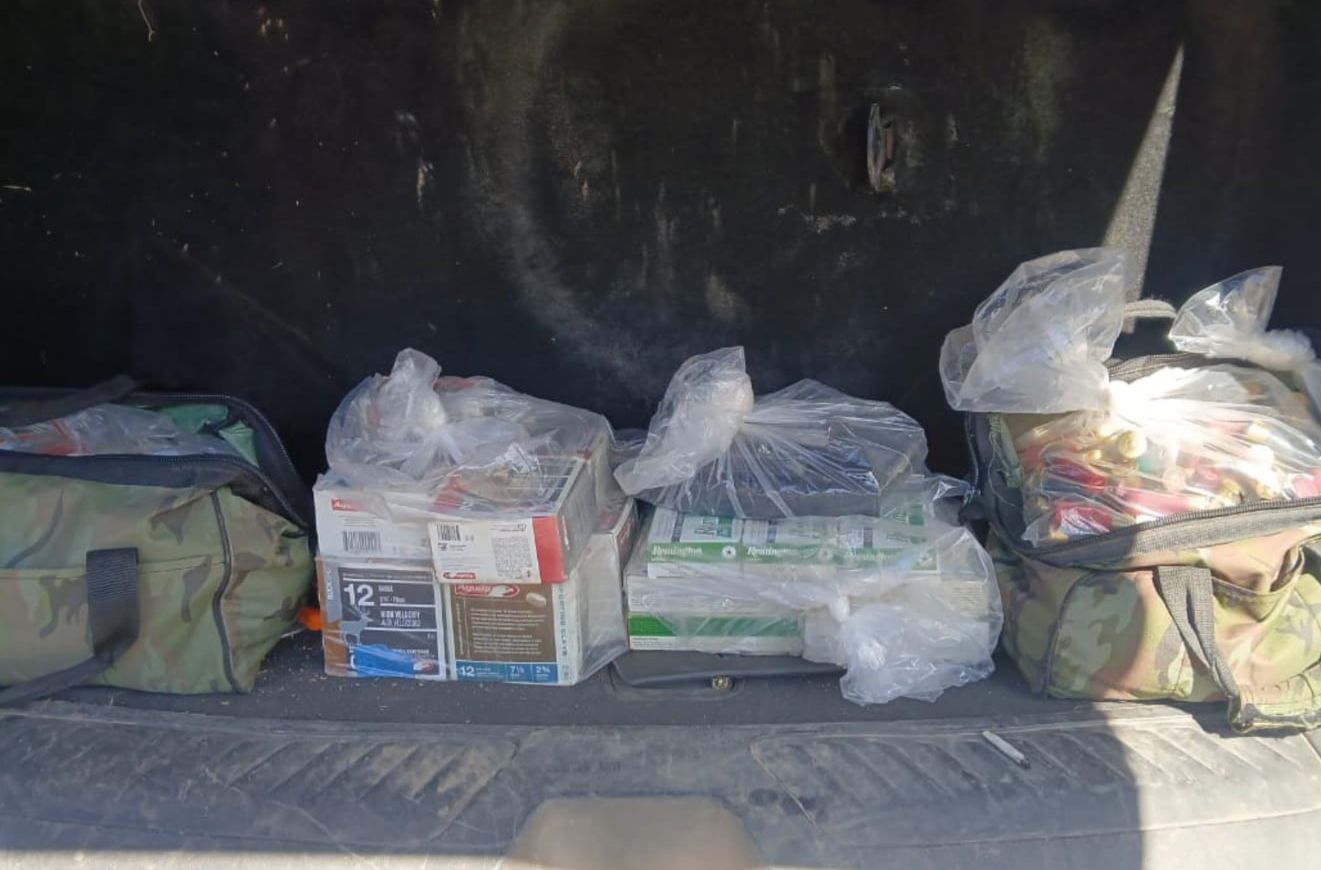 Objetos del delito asegurados en camioneta blindada en La Higuera, en Culiacán