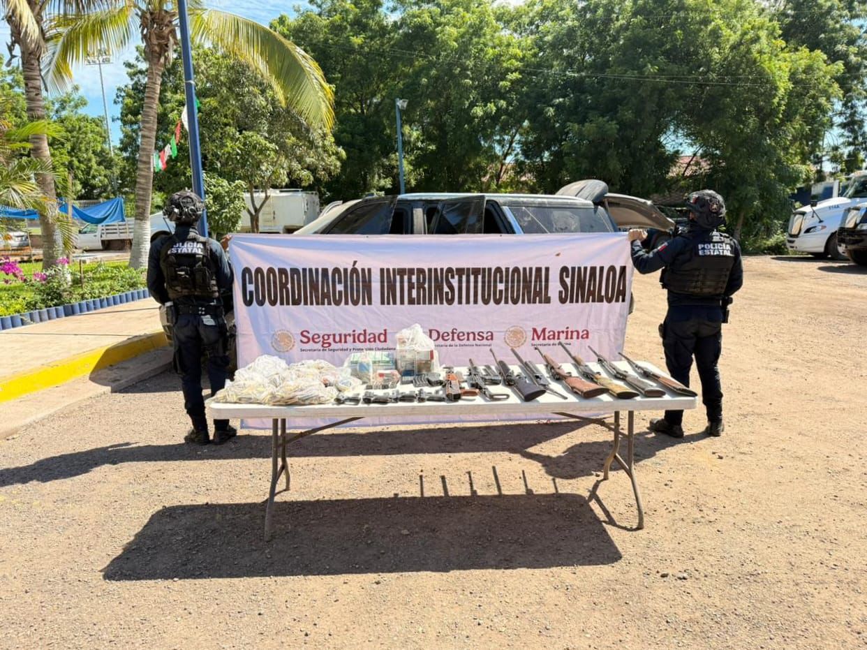 Objetos del delito asegurados en camioneta blindada en La Higuera, en Culiacán