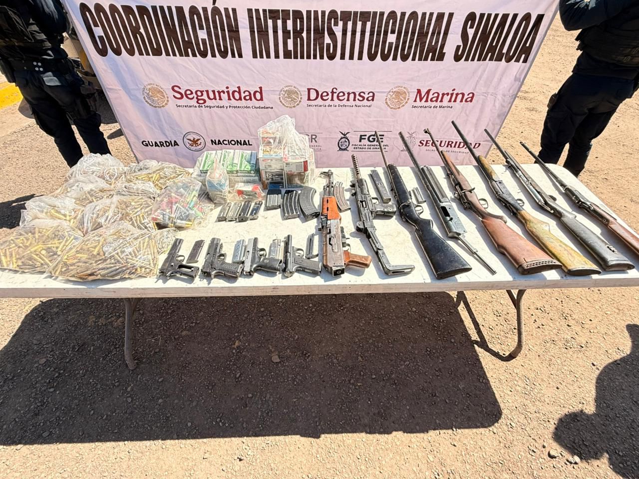 Objetos del delito asegurados en camioneta blindada en La Higuera, en Culiacán