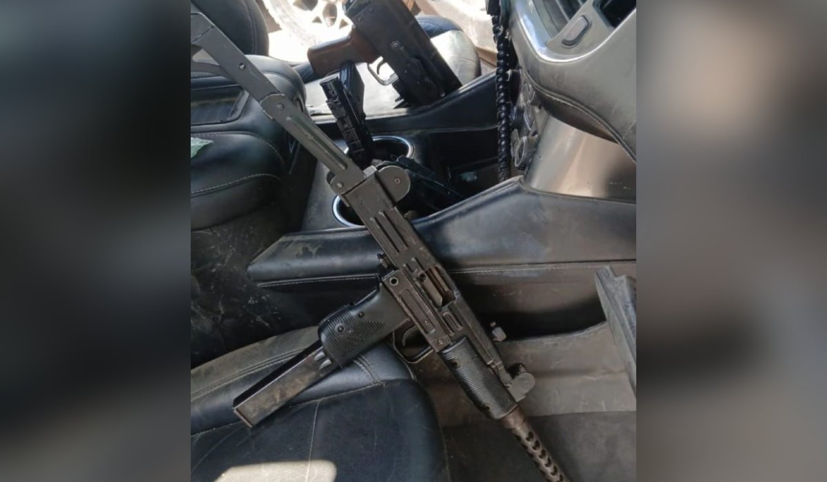 Armas aseguradas en camioneta blindada en La Higuera, en Culiacán