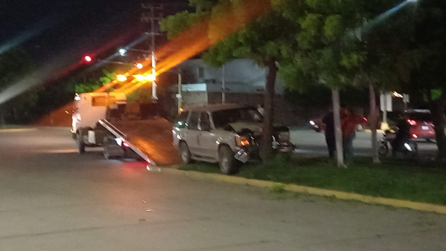 Conductor pierde el control de su camioneta y se impacta contra un ...