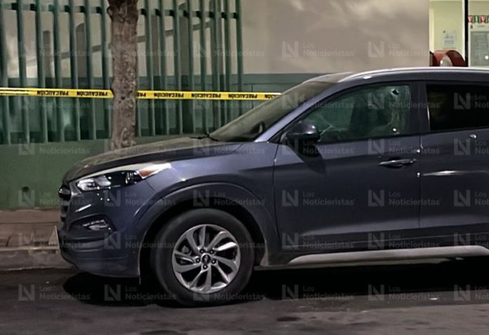 Camioneta con impactos de arma de fuego afuera del IMSS, en Culiacán, Sin.
