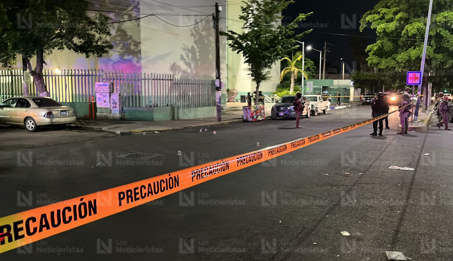 Camioneta con impactos de arma de fuego afuera del IMSS, en Culiacán, Sin.