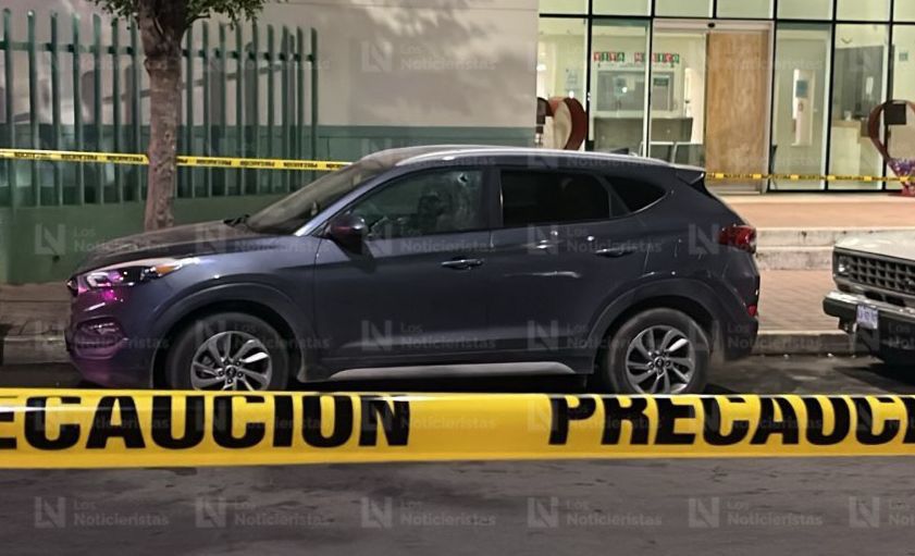 Camioneta con impactos de arma de fuego afuera del IMSS, en Culiacán, Sin.